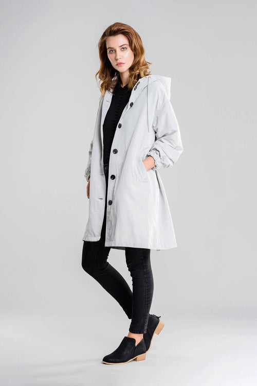 CHAQUETA CORTAVIENTOS CON CAPUCHA IMPERMEABLE DE GRAN TAMAÑO