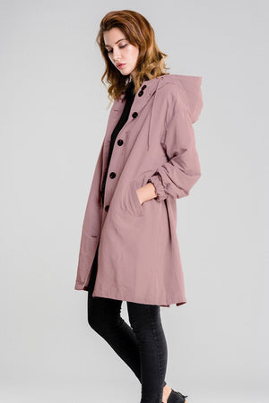 CHAQUETA CORTAVIENTOS CON CAPUCHA IMPERMEABLE DE GRAN TAMAÑO