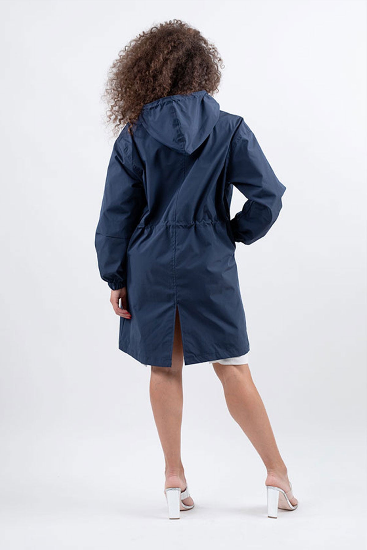 CHAQUETA CORTAVIENTOS CON CAPUCHA IMPERMEABLE DE GRAN TAMAÑO