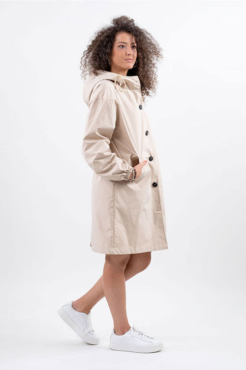 CHAQUETA CORTAVIENTOS CON CAPUCHA IMPERMEABLE DE GRAN TAMAÑO