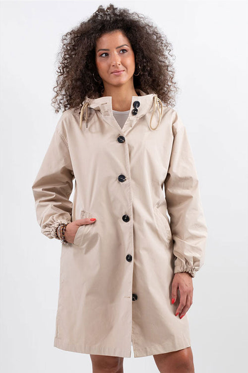 CHAQUETA CORTAVIENTOS CON CAPUCHA IMPERMEABLE DE GRAN TAMAÑO