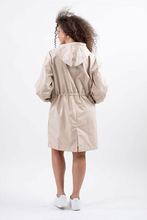 CHAQUETA CORTAVIENTOS CON CAPUCHA IMPERMEABLE DE GRAN TAMAÑO