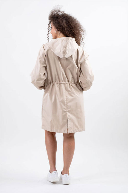 CHAQUETA CORTAVIENTOS CON CAPUCHA IMPERMEABLE DE GRAN TAMAÑO