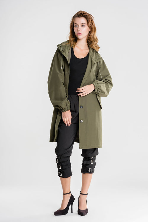CHAQUETA CORTAVIENTOS CON CAPUCHA IMPERMEABLE DE GRAN TAMAÑO