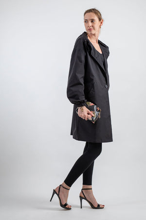 CHAQUETA CORTAVIENTOS CON CAPUCHA IMPERMEABLE DE GRAN TAMAÑO